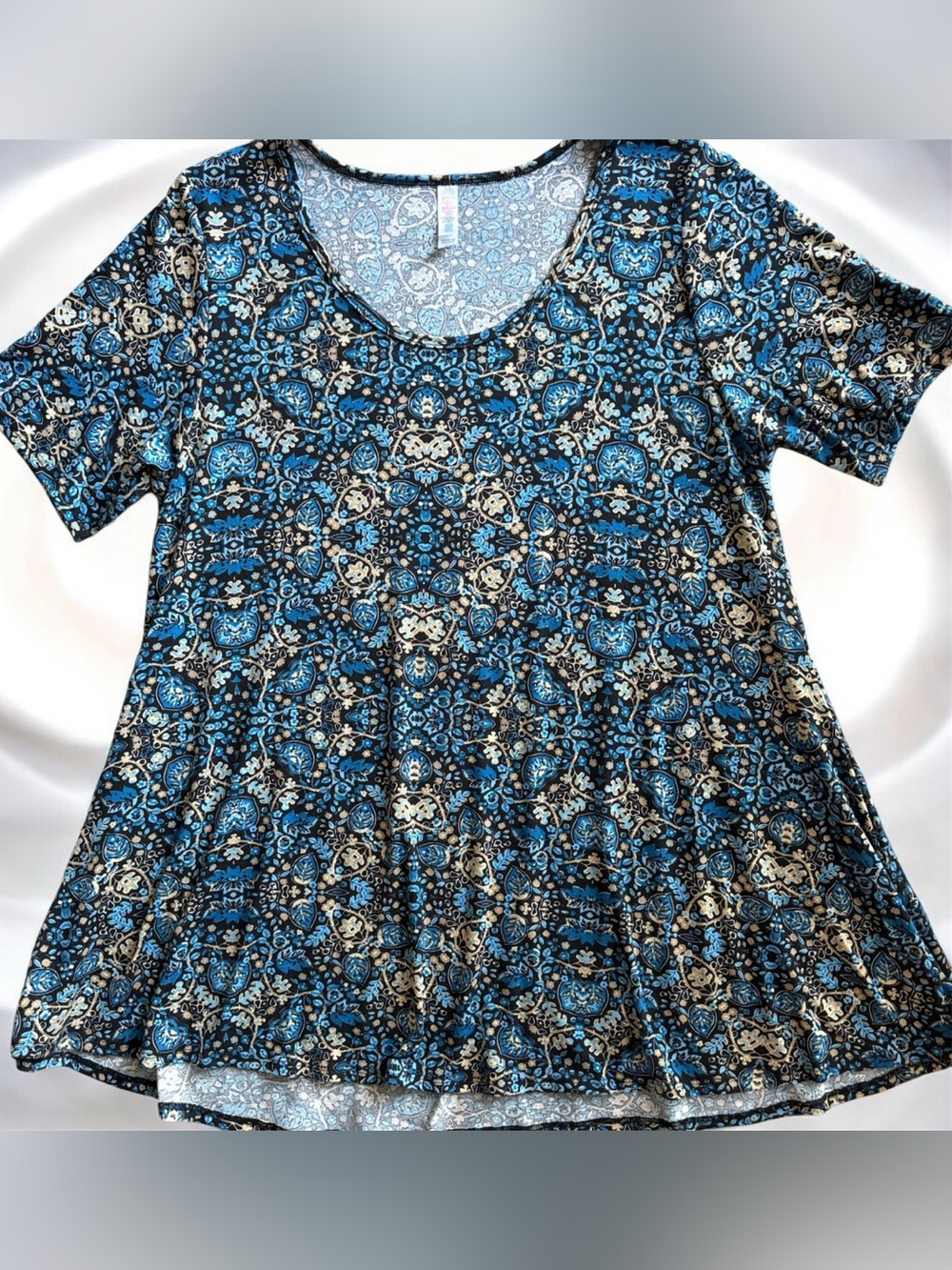 LuLaRoe Simply Comfortable Tee Shirt!
